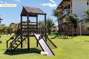 um parque infantil num parque com escorrega em Estúdio com varanda no VG Sun Cumbuco por Tactu em Cumbuco