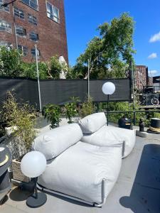 un grupo de almohadas blancas sentadas en un patio en Boat & Boost Amsterdam, en Ámsterdam