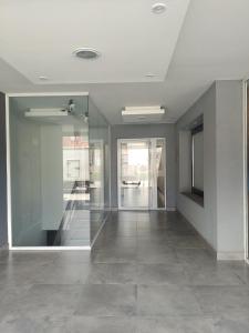 Zimmer mit Glastüren und Fliesenboden in der Unterkunft El Bienestar. in San Salvador de Jujuy