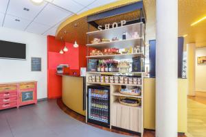 sklep z wystawą napojów w sklepie w obiekcie Aparthotel Adagio Montpellier Centre Comedie w Montpellier +13 zdjęć