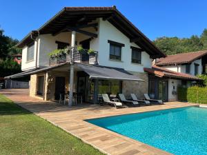 ein Haus mit einem Pool vor einem Haus in der Unterkunft ITURRIOTZ BEREZIA in Areatza