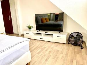 Televisyen dan/atau pusat hiburan di Zuhause im Ruhrgebiet 3 mit Balkon