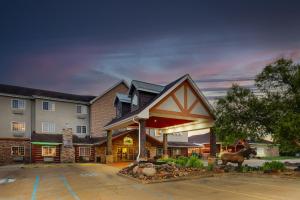 ein Hotel mit einem Gebäude mit einem Pferd vorne in der Unterkunft Stoney Creek Hotel Columbia in Columbia