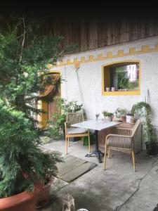 un patio con tavolo e 2 sedie di Studio to rent a Walterswil