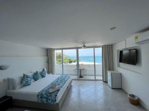 Un dormitorio con una cama y vista al mar. en La Ballena Azul Hotel, en Taganga