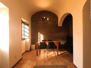 a dining room with a table and chairs at Casa na Vila T2 in Fuzeta