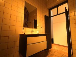 y baño con lavabo y espejo. en Casa na Vila T2 en Fuzeta