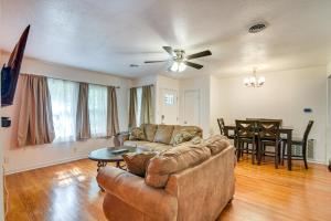 Φωτογραφία από το άλμπουμ του Lake Jackson Home with Yard, 14 Mi to Beaches! σε Lake Jackson