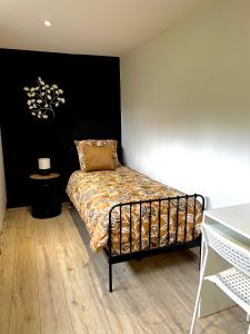 1 dormitorio con cama con almohada en Les Chambres T4, en Huy