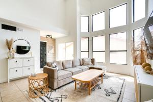 un soggiorno con un divano e un tavolo di Luxury Mountain-View Phoenix Hideaway a Phoenix