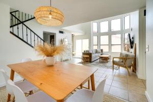 una sala da pranzo e un soggiorno con tavolo e sedie di Luxury Mountain-View Phoenix Hideaway a Phoenix