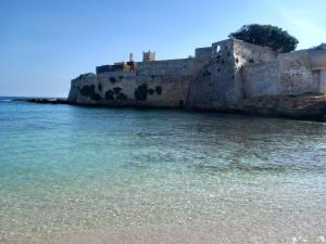 - une plage avec un château dans l'eau dans l'établissement Casa Coleó, à Monopoli