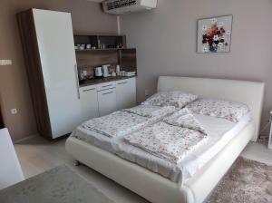 Posteľ alebo postele v izbe v ubytovaní Anna apartman
