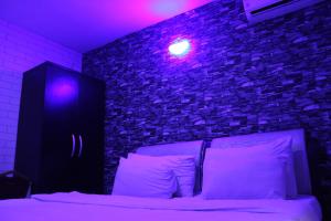 Ένα ή περισσότερα κρεβάτια σε δωμάτιο στο MITOS LUXURY SUITES -Somosu