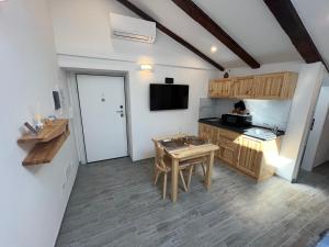 eine Küche mit einem Tisch und eine kleine Küche mit einem Waschbecken in der Unterkunft Casa del Caffè Boutique in Triest