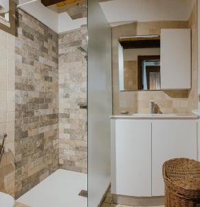 Trarego的住宿－Ca’ Ai Monti，带淋浴和盥洗盆的浴室