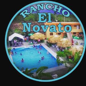 uma fotografia de uma piscina num resort em Rancho el novato em Concepción de La Vega