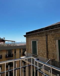een uitzicht vanaf het balkon van een gebouw bij A Casa di Roberta in Salerno