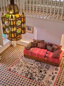 a living room with a couch and a chandelier at Villa Maroc Essaouira in Essaouira