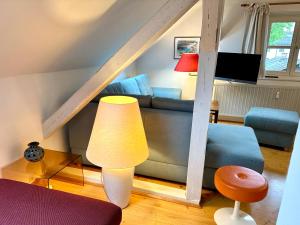 un soggiorno con divano e tavolo di Rosi's Ferienwohnung im Haus Sieglinde a Prien am Chiemsee