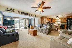 Galeriebild der Unterkunft Charming Battle Creek Cottage with Dock! in Battle Creek