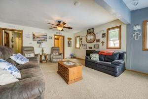 Galeriebild der Unterkunft Charming Battle Creek Cottage with Dock! in Battle Creek
