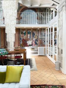 a living room with a white couch and a table at robertaebasta privè in Milan