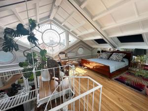 ein großes Zimmer mit einem Bett und einer großen Uhr in der Unterkunft robertaebasta privè in Mailand