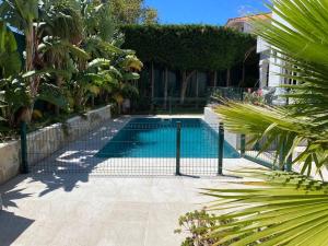 Bazén v ubytování Charming cottage, pool & garden by Guincho beach nebo v jeho okolí