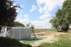 - une aire de jeux avec toboggan sur une pelouse dans l'établissement Gîte - La Couderquié, à Lautrec