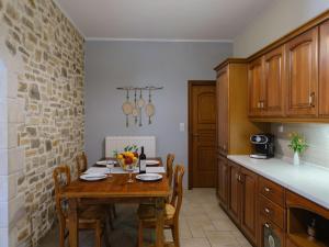 Kuchyňa alebo kuchynka v ubytovaní Ageri Traditional Villa