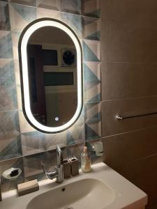 W łazience znajduje się umywalka i lustro. w obiekcie شقه فندقيه الترا لوكس w mieście Asjut