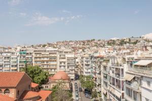 une vue aérienne sur une ville avec des bâtiments dans l'établissement Closer "Penthouse Apartment 1", à Thessalonique