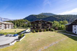 una vista aerea di un resort con un ampio cortile di Appartement Prarion Mont Blanc a Les Houches