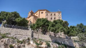 un edificio in cima a una collina con alberi di Apartamento Horizonte Azul Cullera a Cullera