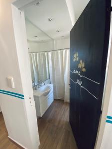 La salle de bains est pourvue d'un lavabo et de toilettes. dans l'établissement Carod Espacio Serrano, à Salsipuedes