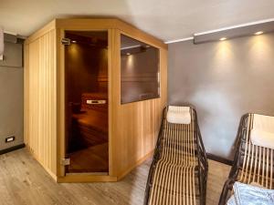 um quarto com um armário de madeira e um banco em Hotel Villa Anita em Santa Margherita Ligure