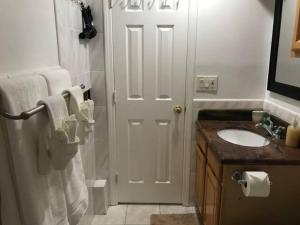 ein Badezimmer mit einer weißen Tür und einem Waschbecken in der Unterkunft Private Room with Private Bathroom near City College of SF in San Francisco