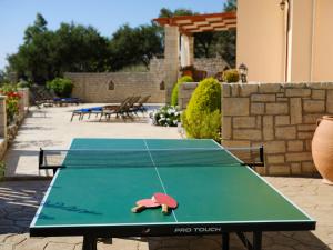 Stolný tenis v ubytovaní Ageri Traditional Villa alebo v jeho okolí