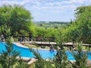 ein Pool in einem Resort mit Leuten, die darin spielen in der Unterkunft APART CLUB San Pedro Río Naturaleza y Relax in San Pedro