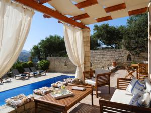 Bazén v ubytovaní Ageri Traditional Villa alebo v jeho blízkosti