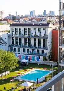 einem Luftblick auf ein Gebäude mit einem Pool in der Unterkunft Ramada Plaza Milano in Mailand