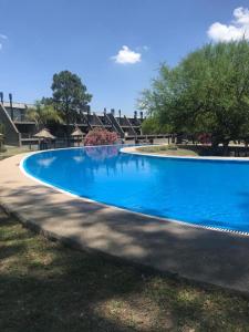 una grande piscina blu in un cortile di APART CLUB San Pedro Río Naturaleza y Relax a San Pedro