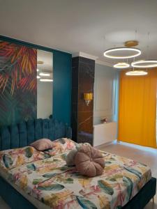 1 dormitorio con cama con almohada en Luxury Home en Oradea
