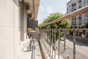 een balkon met een tafel en stoelen in een stadsstraat bij Closer "Egnatia Apartment 2" in Thessaloniki