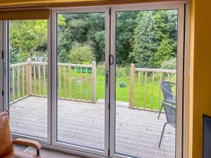 une porte coulissante en verre ouverte avec une terrasse dans l'établissement Frankland Farm, à Durham