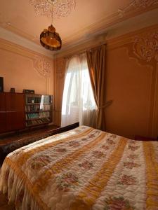 a bedroom with a bed and a window at Guest House Getahovit in Getahovit