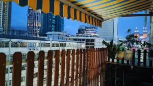 een hek met een skyline van de stad op de achtergrond bij Tsim Sha Tsui Bedrooms in Hong Kong