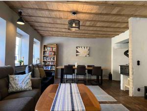 un soggiorno con un divano e un tavolo con sedie di Apartments in the center of Ystad a Ystad