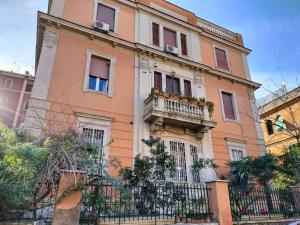 a building with a balcony on the side of it at I Colori di Nini Vacanza a Trastevere in Rome